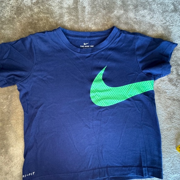 Nike short sleeve blue shirt - Picture 2 of 4